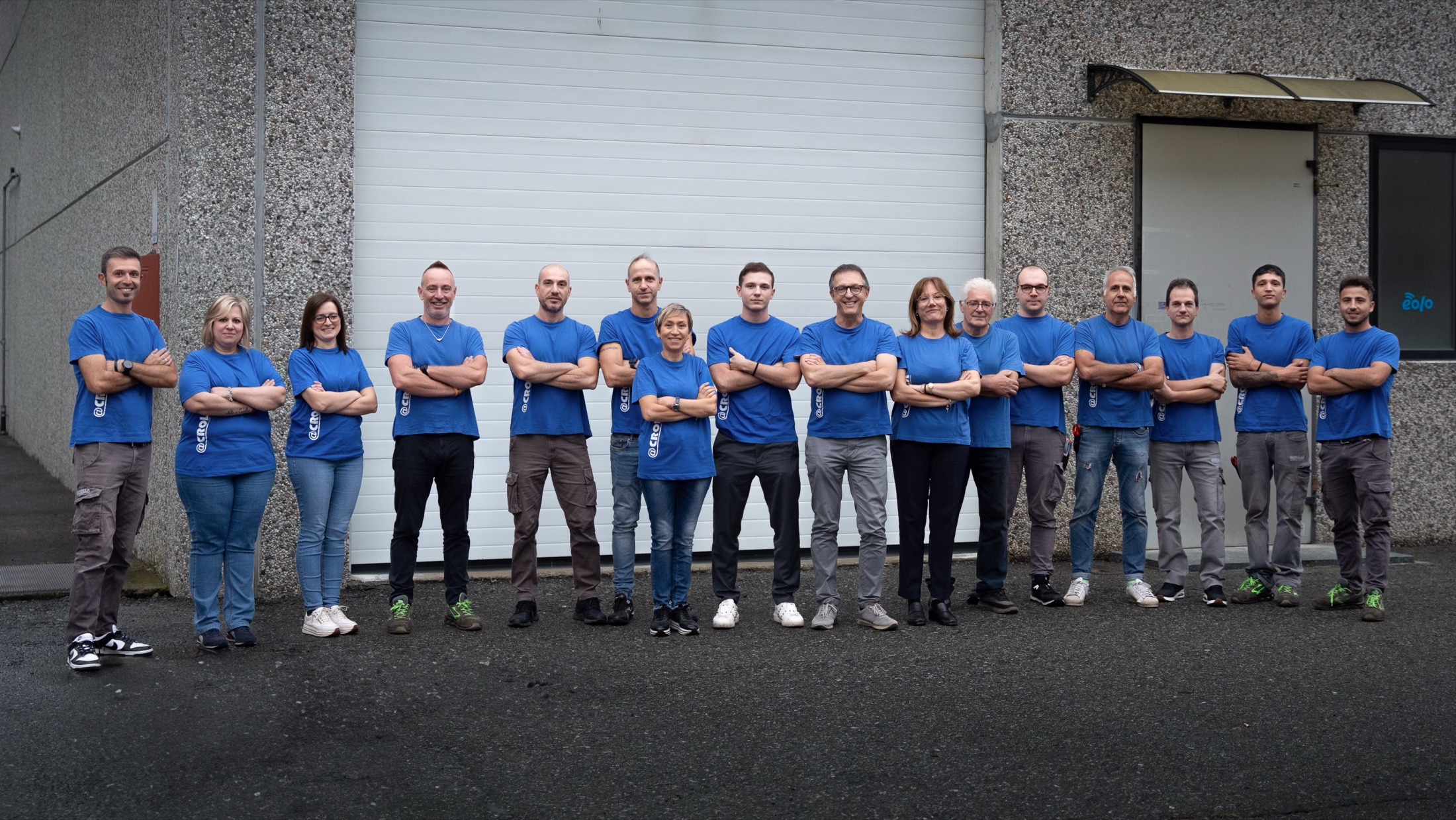 La squadra Crolla Sistemi davanti alla sede