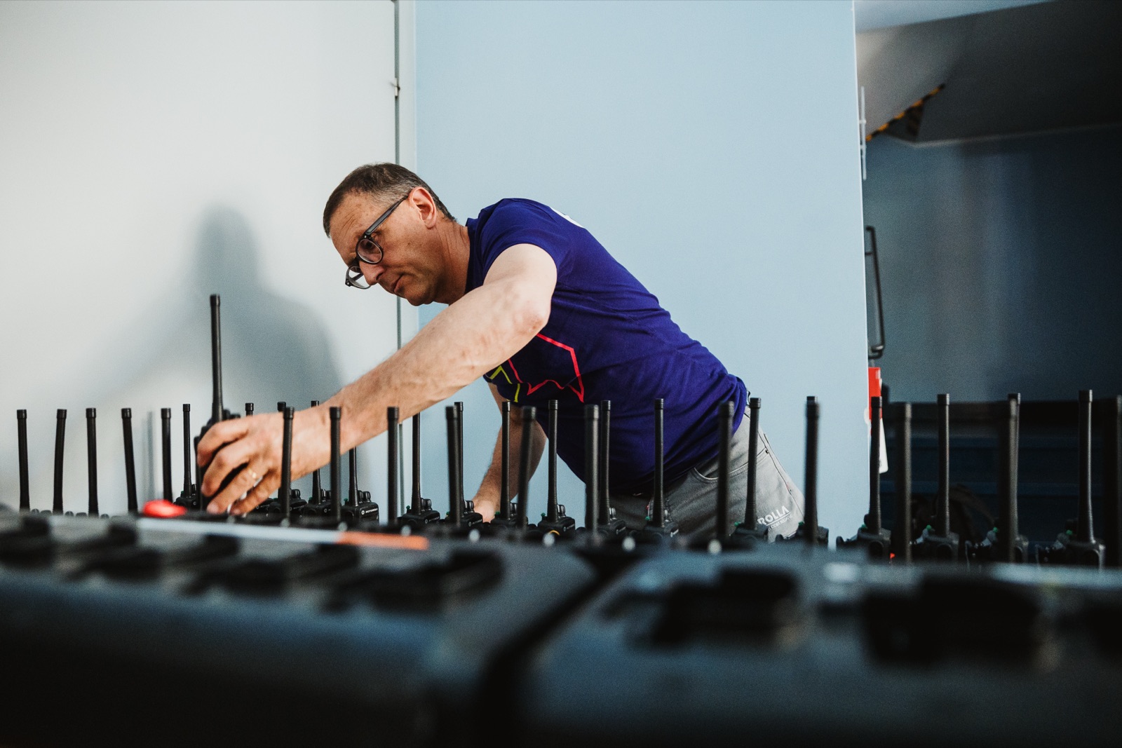 Tecnico Crolla al lavoro sulle radio prima della UCI Mountain Bike World Series