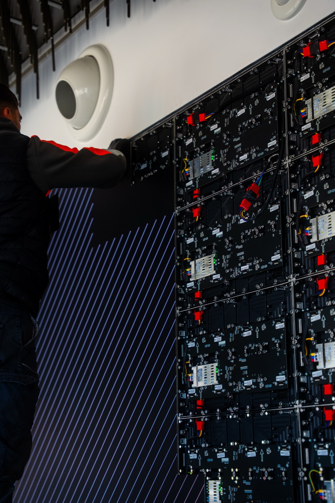 Un nostro tecnico durante l'installazione di un LED wall