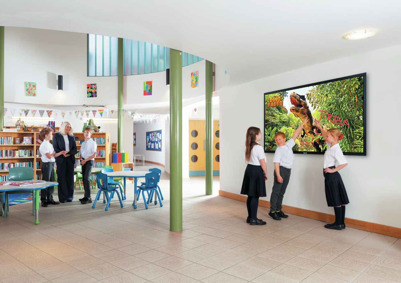 Schermo Philips T-Line in una biblioteca scolastica