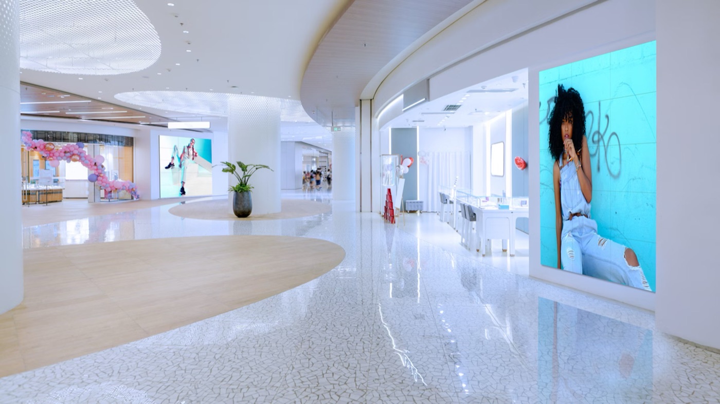 Schermo Philips X-Line in un centro commerciale